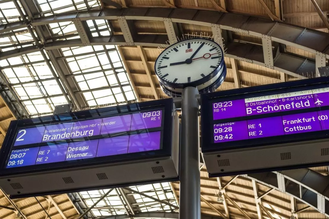 Cos'è l'NTP? Ora esatta in una stazione ferroviaria.